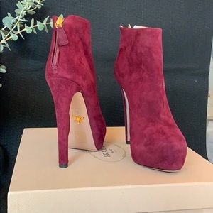 PRADA NIB Suede Ankle Boots in Granato, size 38
